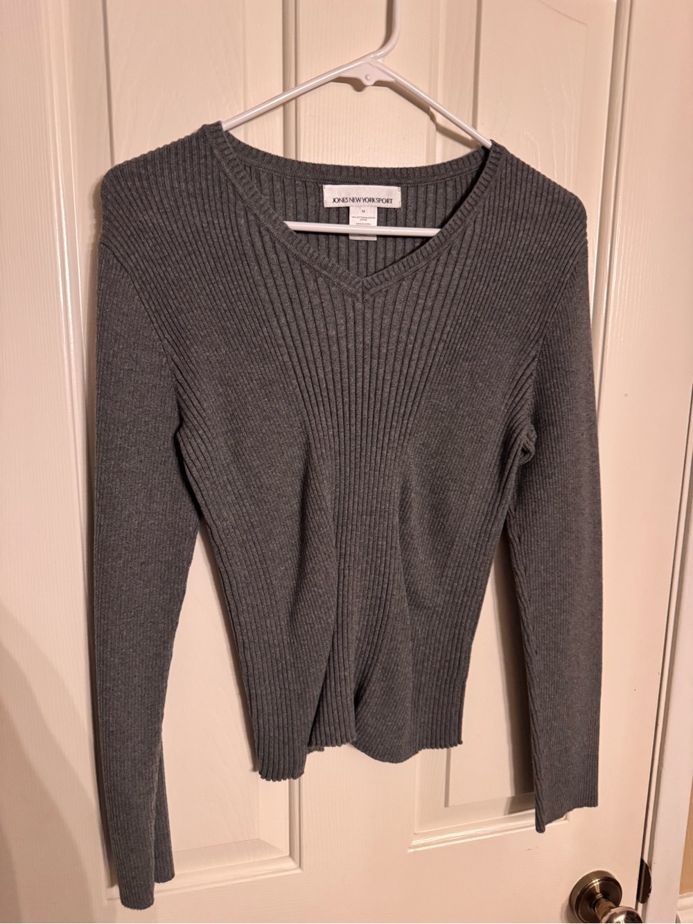 Jones New York Gray Ribbed V-Neck Long Sleeve Knit Top